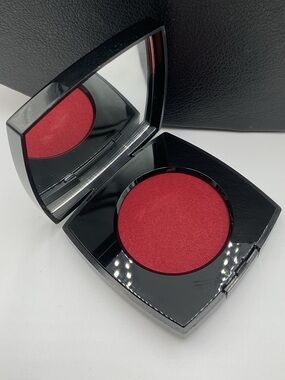 Chanel Joues Contraste Intense Cream-to-Powder Blush in Grenat Profond - BNWOB
